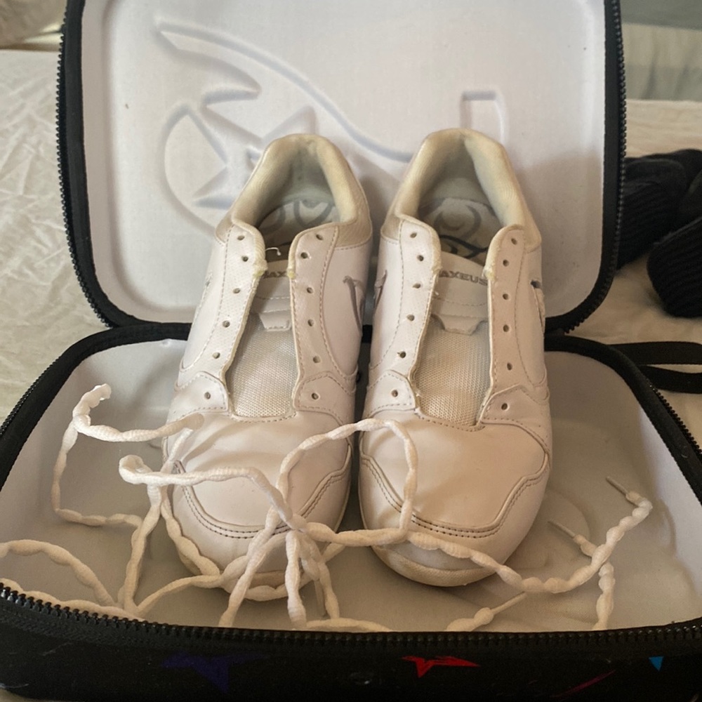 Cheer shoes w/case!
